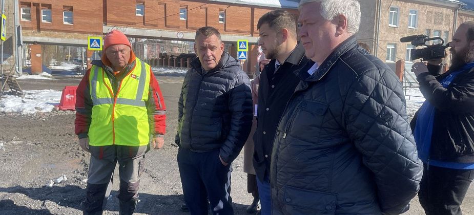 "Мы слышим и слушаем глас народа". Александр Вовяков провел выездное совещание на стройках Серова