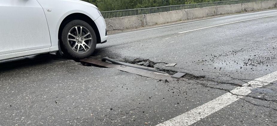 В Медянкино разрушается дорога на мосту