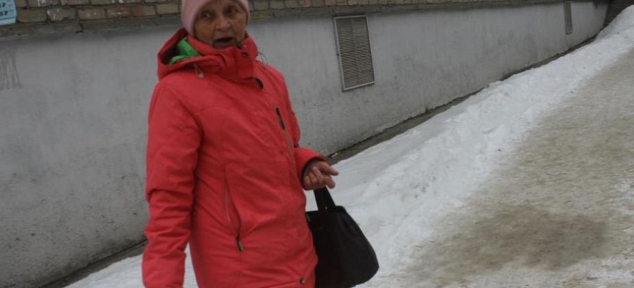«Ну это же не дело...» Серовчанку возмущает состояние тротуаров – гололед и отсутствие посыпки