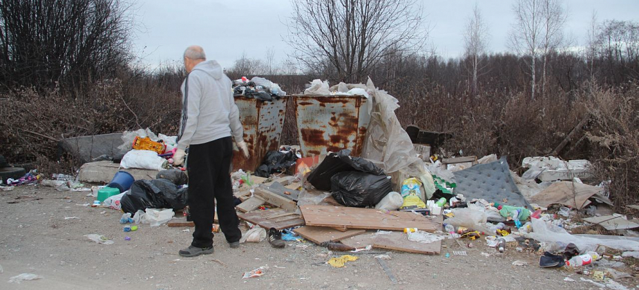 "Пускай к себе ставят, а здесь порядок наведут". Серовчанин недоволен соседством с мусорными контейнерами сада "Ягодка"