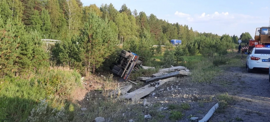На Серовском тракте погиб водитель манипулятора. Его придавил собственный МАЗ