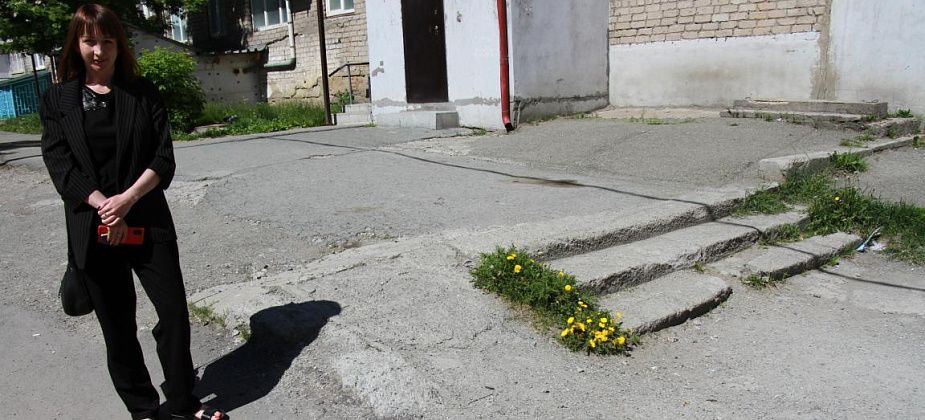 Власти отказались ремонтировать лестницу во дворе дома в Серове: «Если кто-то травмируется на этой лестнице, ответственной буду я?»