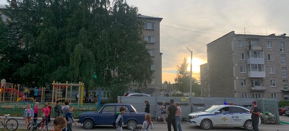 Во дворе дома в Серове под колеса ВАЗа попала девочка