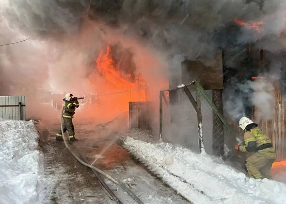 В Крещение в Серове горели садовый домик и машина в гаражном боксе