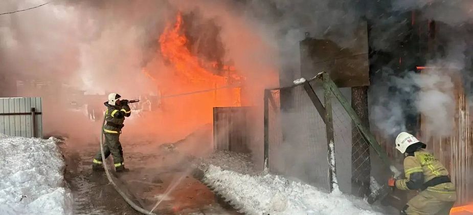 В Крещение в Серове горели садовый домик и машина в гаражном боксе