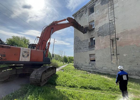 "Уберем эти страшные памятники". На Первом разъезде приступают к сносу аварийных общежитий