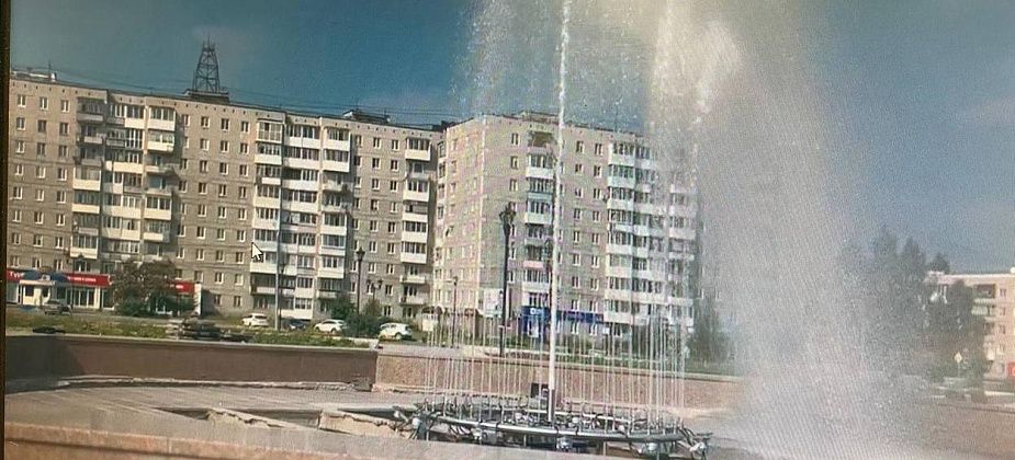 "Сделана подсветка с 20-ю режимами работы". На Преображенской площади Серова провели пробный запуск фонтана