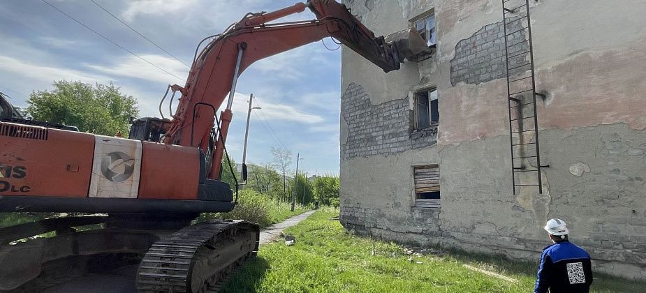 "Уберем эти страшные памятники". На Первом разъезде приступают к сносу аварийных общежитий