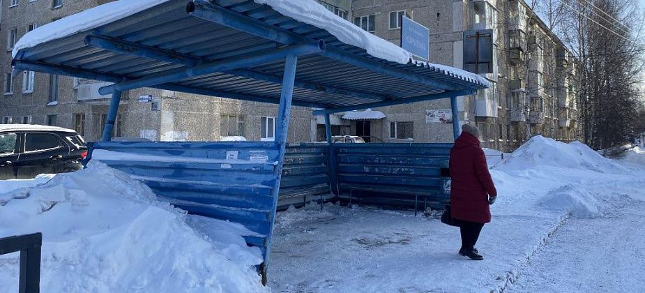 "Постоял там осенью - у меня ухо продуло". Серовский пенсионер просит поменять автобусную остановку, обдуваемую ветрами