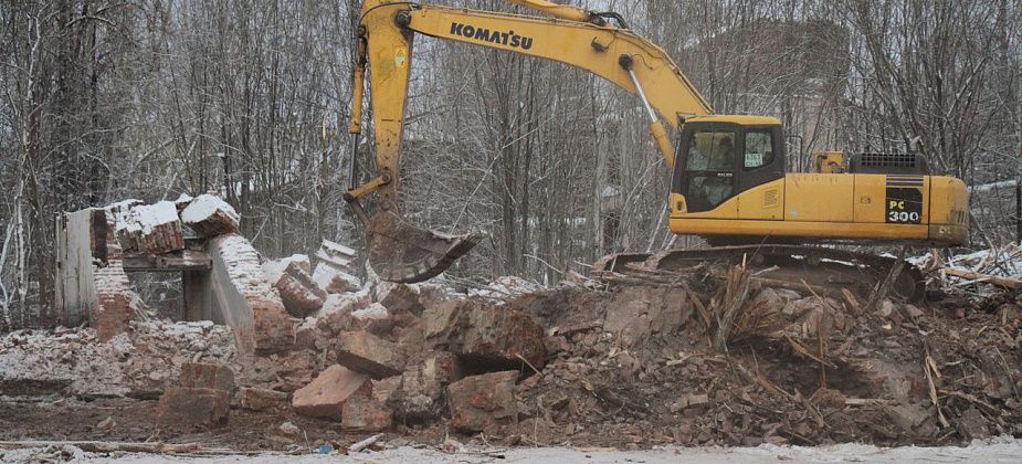 Начали сносить руины в Больничном городке Серова