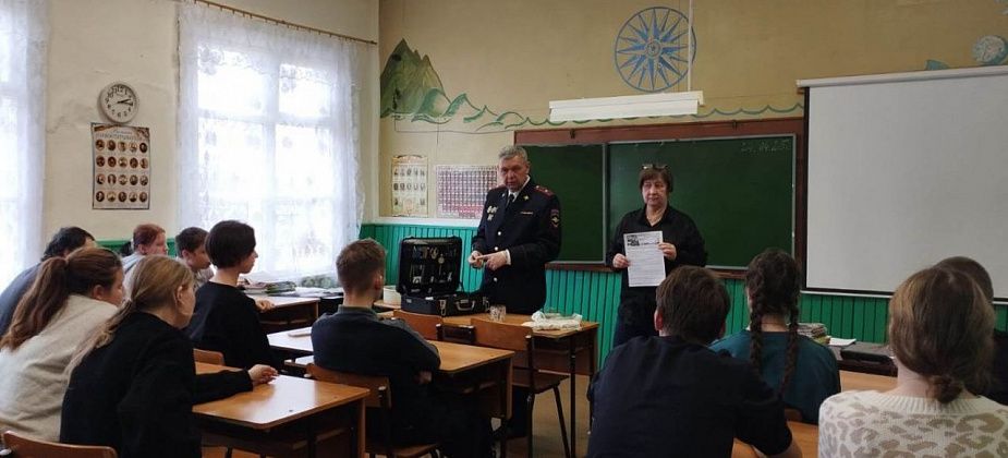 Полиция посетила школу Андриановичей. Поговорили о мошенниках и профессии эксперта-криминалиста