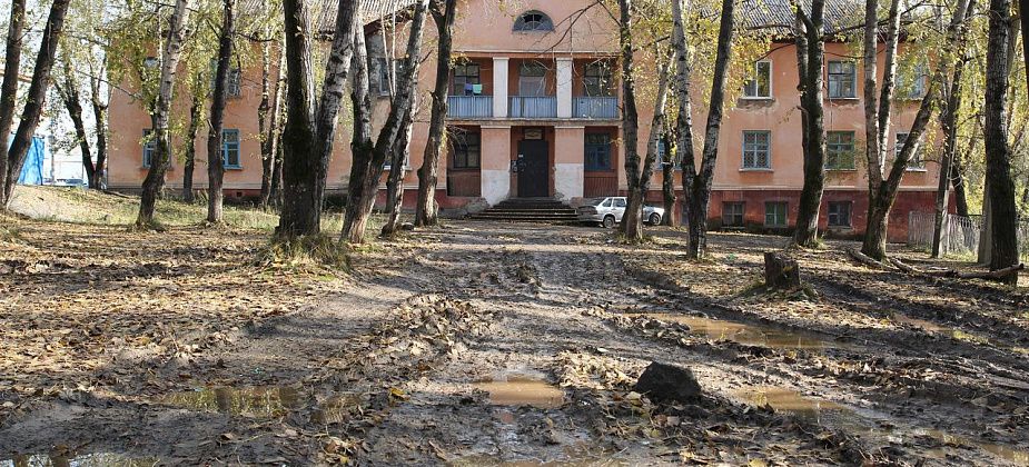"Пахнет катастрофой". Депутаты сообщили о разрушении фасада общежития в Серове