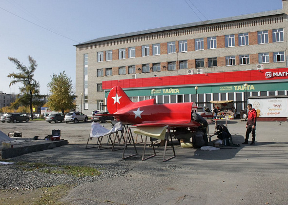 Рабочие устанавливают "самолет Серова"