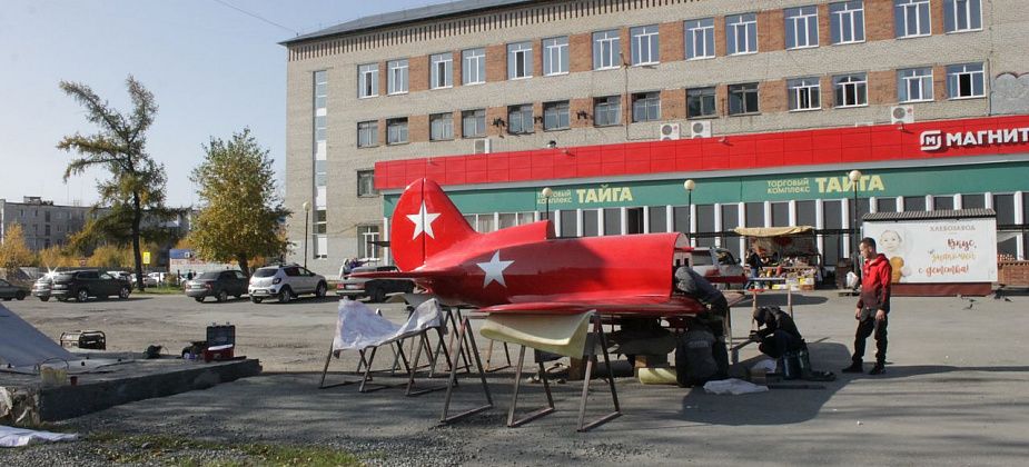 Рабочие устанавливают "самолет Серова"