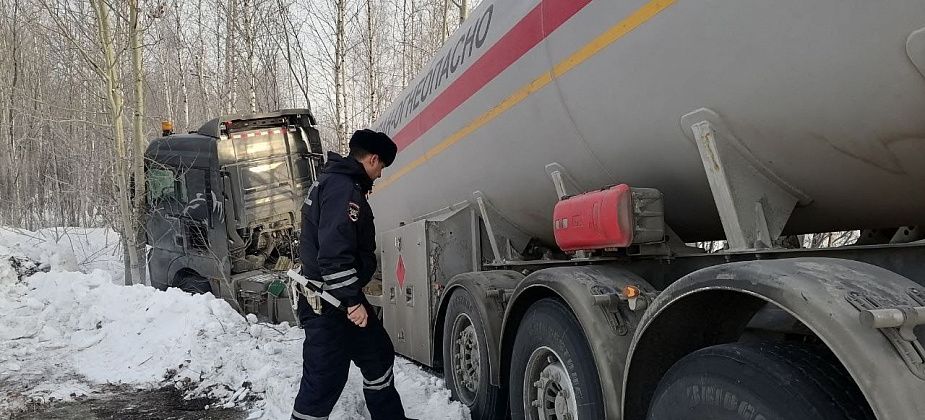 В кювет под Серовом угодил грузовик, который вез в Екатеринбург пропан