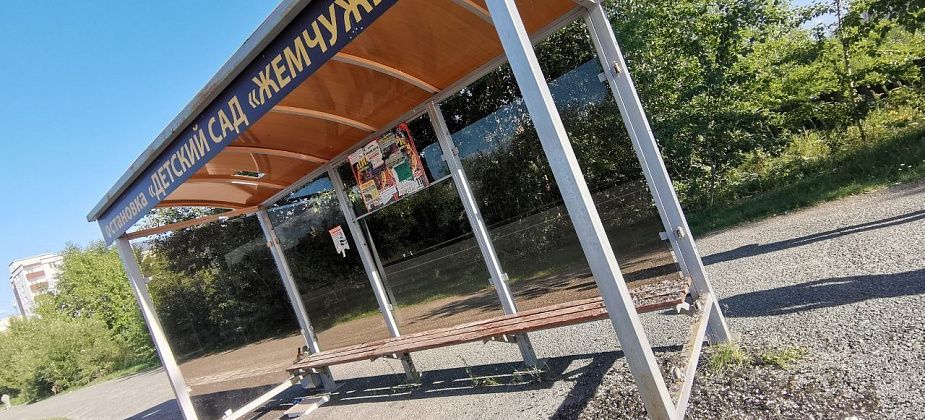 Полиция Серова ищет вандалов, разбивших стеклянную стену автобусной остановки в июле этого года