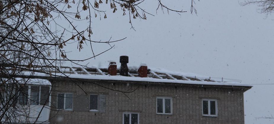 Серовчане приняли ремонт кровли за ее обрушение