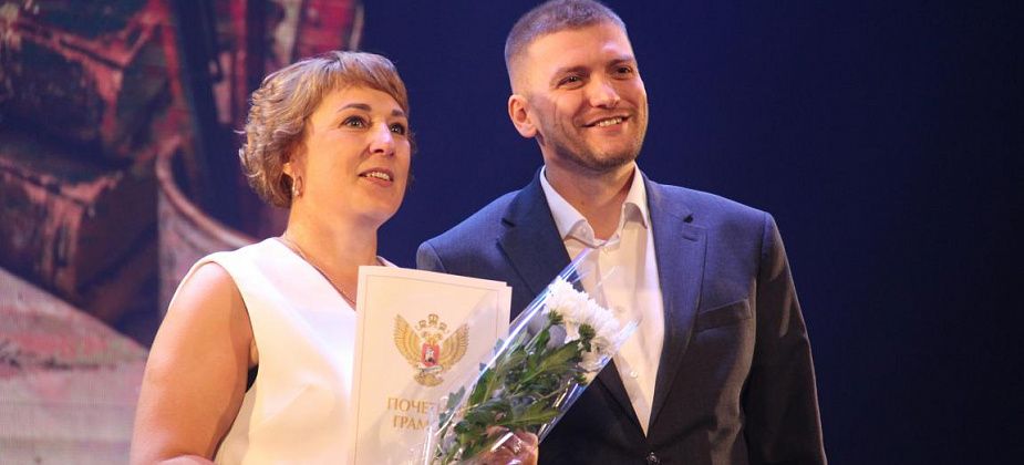 “Труд учителя - особенный”. В Серове поздравили педагогов и вручили им награды