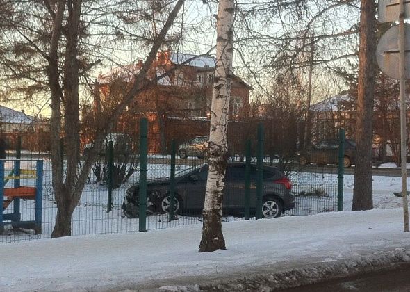 В Серове на перекрестке улиц Каляева-Красноармейской столкнулись две легковушки