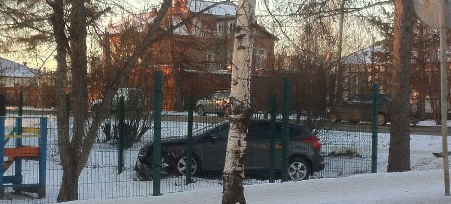 В Серове на перекрестке улиц Каляева-Красноармейской столкнулись две легковушки