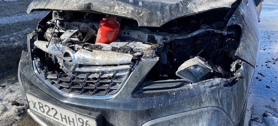 В Серове горел легковой автомобиль. С пожаром помогли справиться проезжавшие мимо автомобилисты 