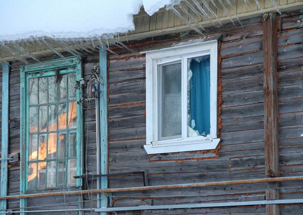 Следственный комитет в Серове начал проверку по дому, окно в котором выбил упавший столб