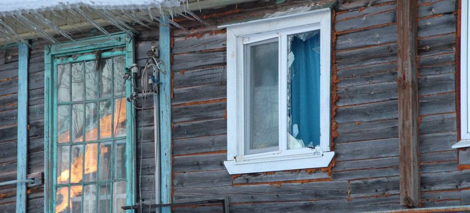 Следственный комитет в Серове начал проверку по дому, окно в котором выбил упавший столб