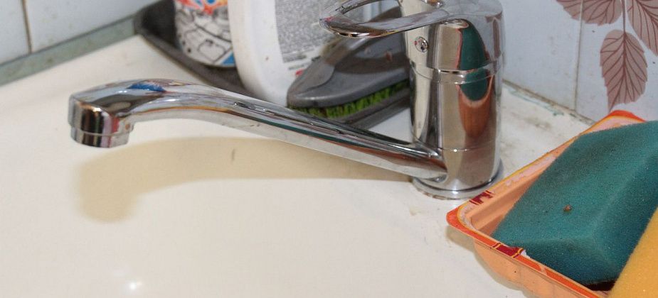 Незнакомые люди за 16 500 рублей установили в квартире серовского пенсионера смеситель