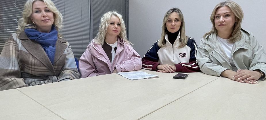 "Чтобы честь тренера не была опущена". Родители юных фигуристок вступились за их наставницу