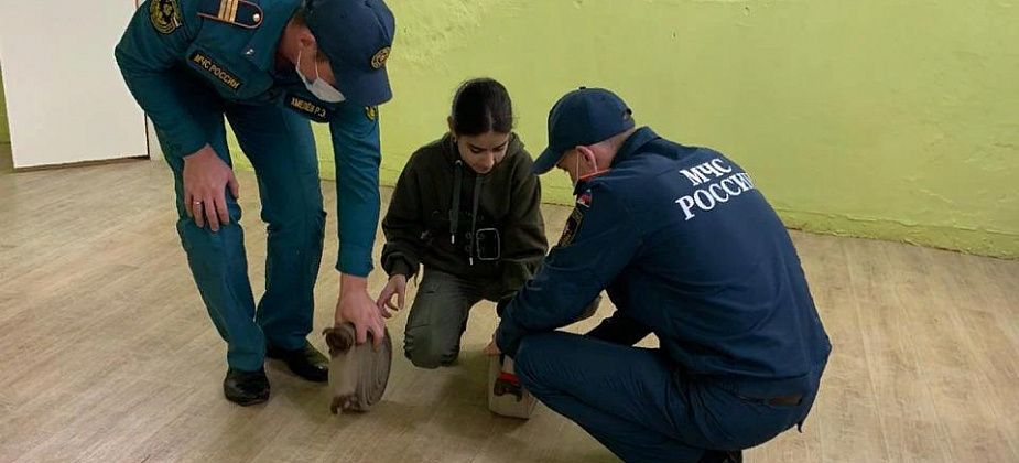 Серовские огнеборцы провели практическое занятие для юных спасателей 