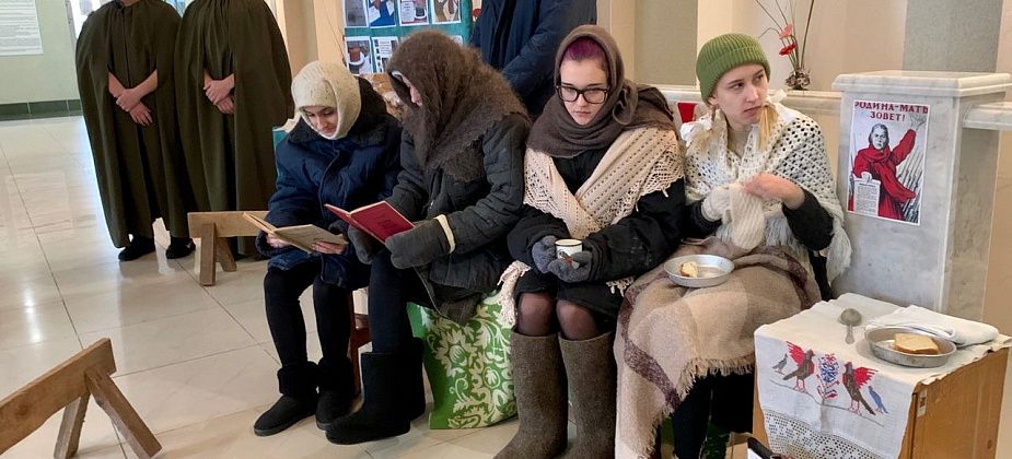 Чтобы серовчане вспомнили о блокаде Ленинграда, студенты раздавали на улице хлеб