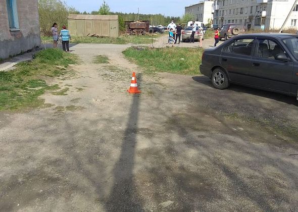 В Серове Ford Focus сбил пенсионерку, которая шла по двору с садовой тачкой