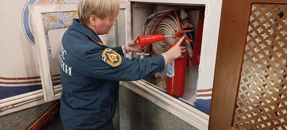 Перед Рождеством спасатели посетили серовские храмы и будут там дежурить во время служб