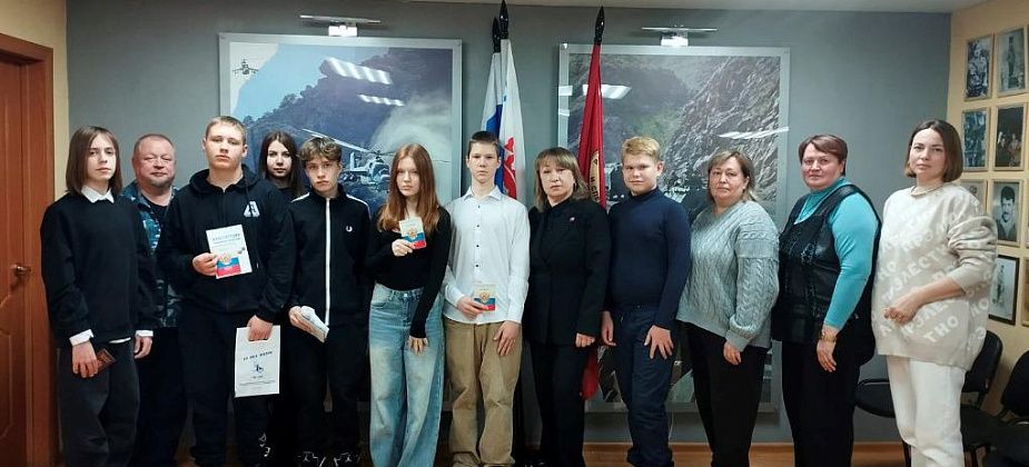 Полиция вручила юным серовчанам паспорта и значки «Патриот России»