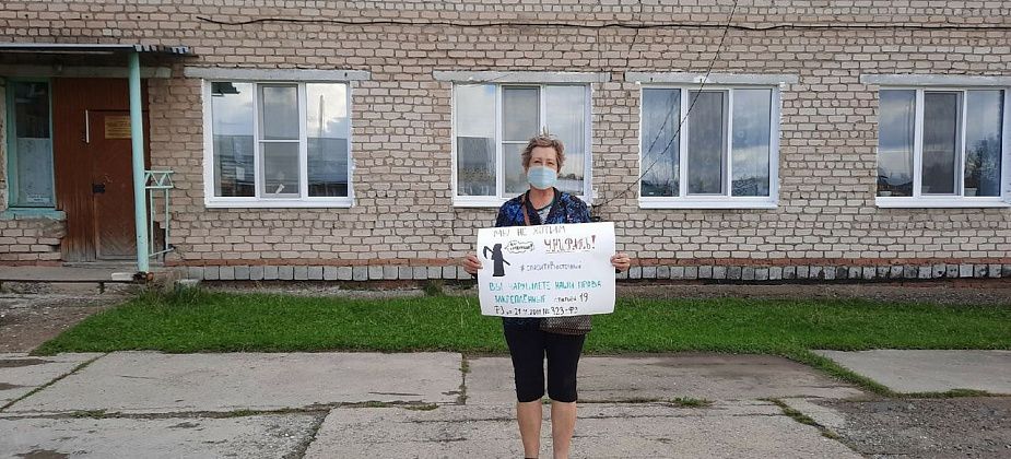 Жители поселка Восточный вышли на одиночные пикеты. Люди просят отремонтировать больницу