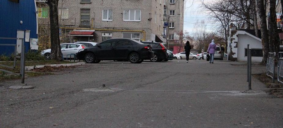 Серовчанку призывают «искупить вину». Она убрала на дороге во дворе забор, который мешал проезду