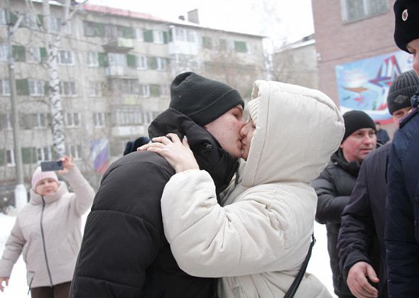 В Серове прошла очередная отправка призывников в армию. Проводили 18 новобранцев