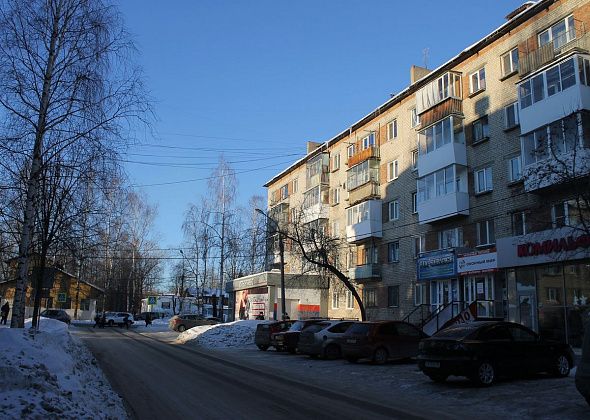 По фундаменту пятиэтажки в Серове пошли трещины