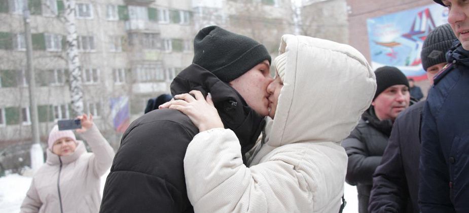 В Серове прошла очередная отправка призывников в армию. Проводили 18 новобранцев