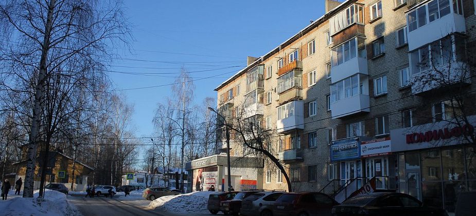 По фундаменту пятиэтажки в Серове пошли трещины