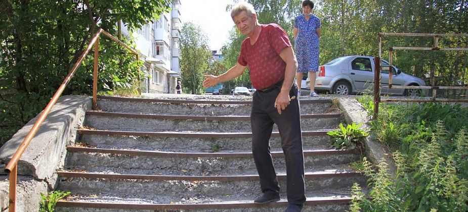 «А вдруг ножка у ребенка попадет и он ее сломает?». Серовчане просят мэрию отремонтировать разрушающуюся лестницу