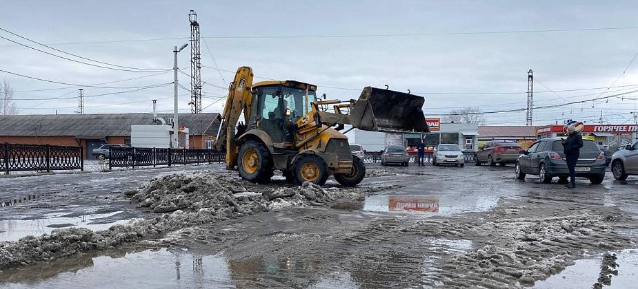 В Серове расчистили площадь железнодорожного вокзала от наледи