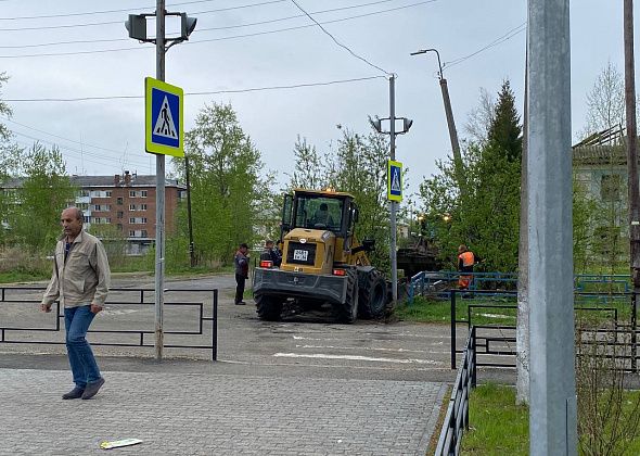 В поселке Энергетиков начался ремонт тротуара на улице Строителей