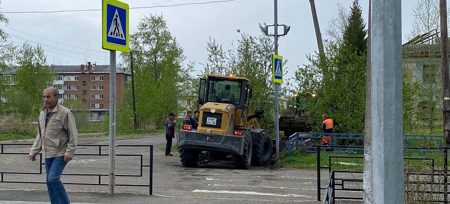 В поселке Энергетиков начался ремонт тротуара на улице Строителей