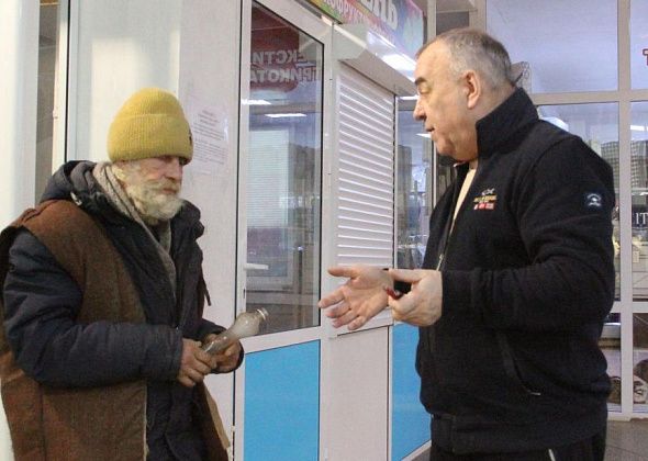 “Один дед кошмарит полгорода”. Предприниматели жалуются на БОМЖа Павла и хотят ему помочь