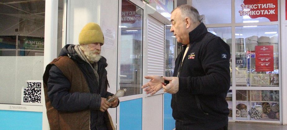 “Один дед кошмарит полгорода”. Предприниматели жалуются на БОМЖа Павла и хотят ему помочь