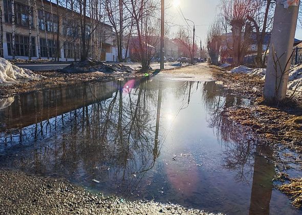 «Все мучаются». Серовчане жалуются на лужи на тротуаре по улице Каляева