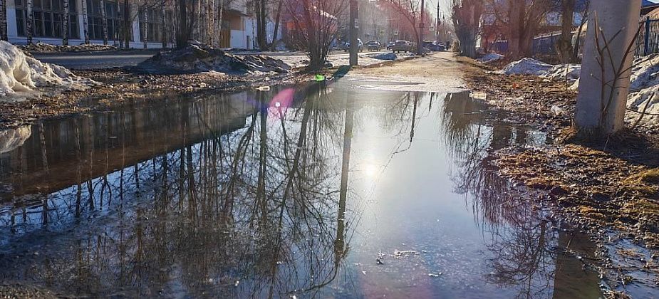 «Все мучаются». Серовчане жалуются на лужи на тротуаре по улице Каляева