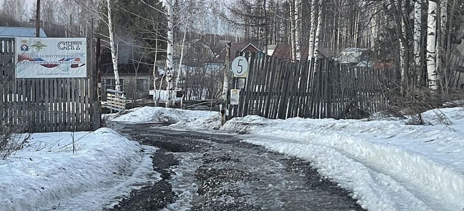 “Серовавтодор” пообещал “увести” воду у садов ОВД в канаву и восстановить размытую дорогу