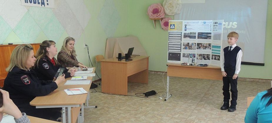 Инспекторы серовской ГИБДД оценили творческие проекты юных исследователей